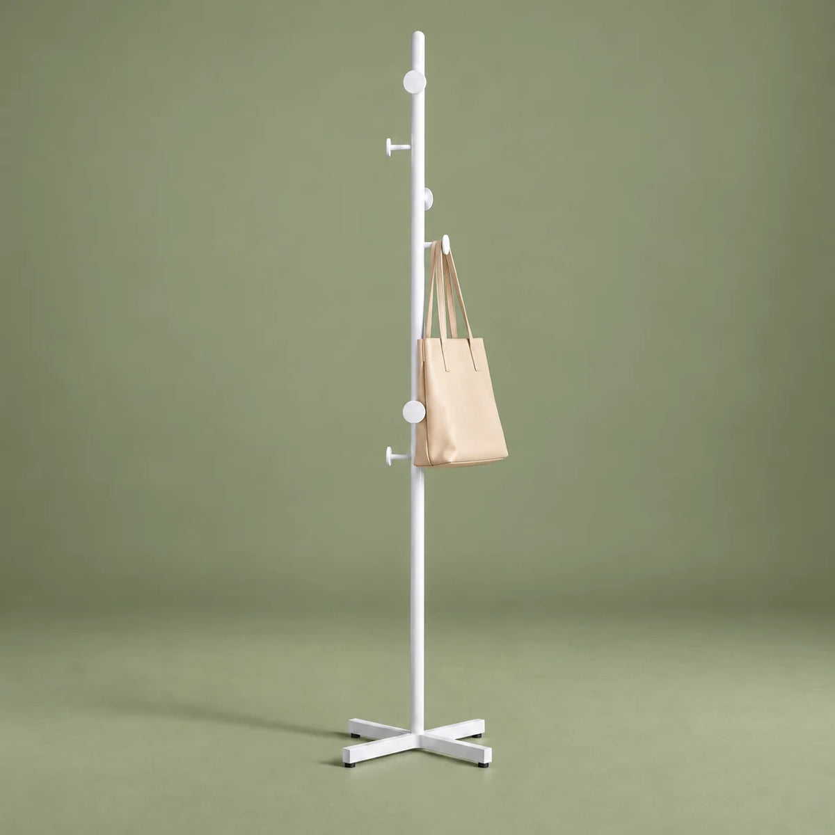 Porte-manteau champignon blanc avec sac beige sur fond vert sauge