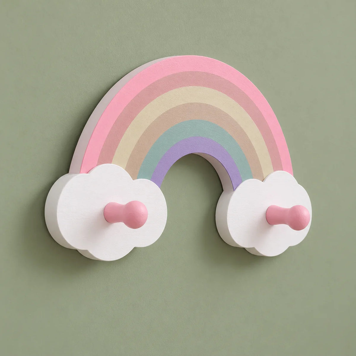 Porte-manteau enfant arc-en-ciel rose vu de trois quarts sur fond vert sauge
