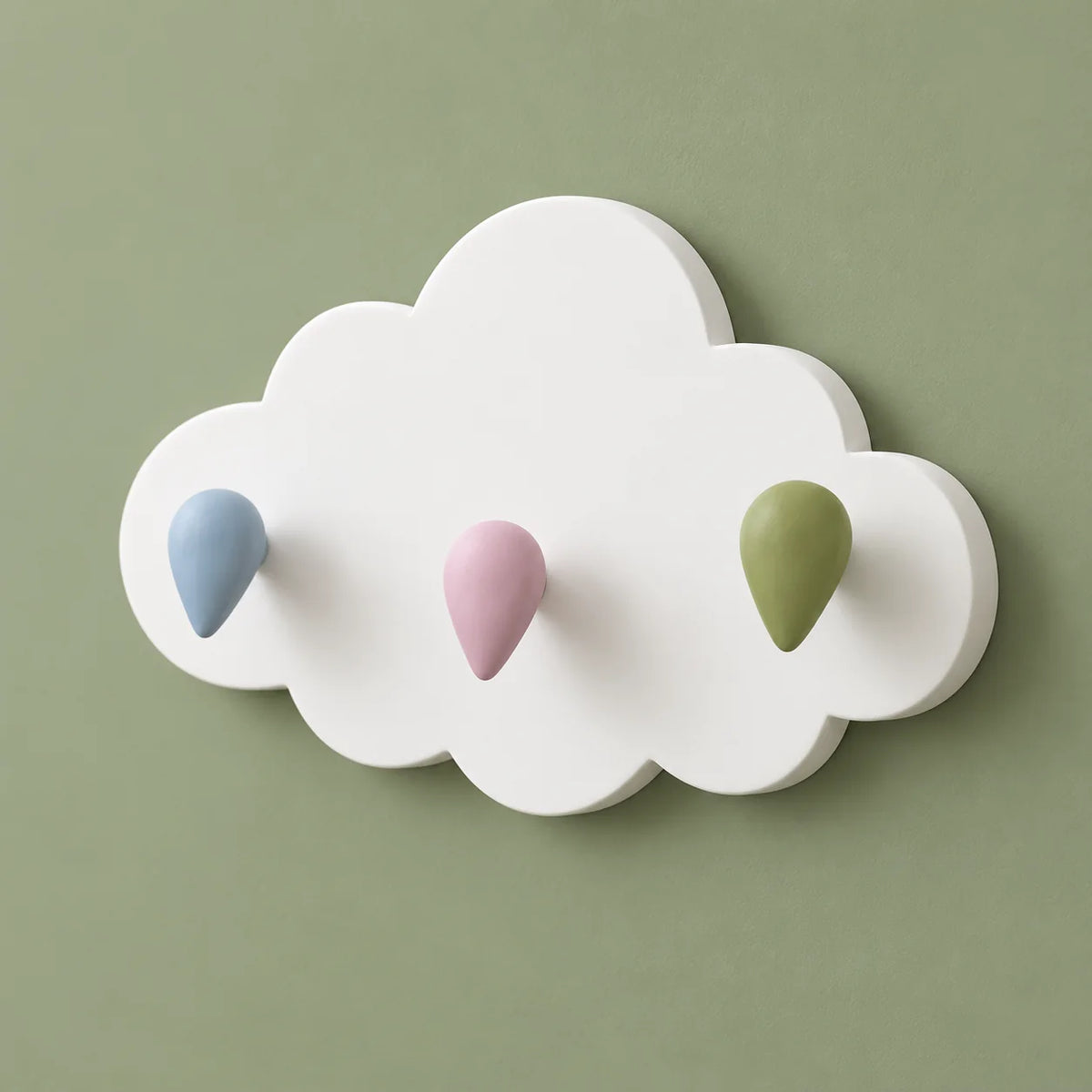 Vue de biais du porte-manteau Nuage montrant les trois patères en relief sur fond vert sauge