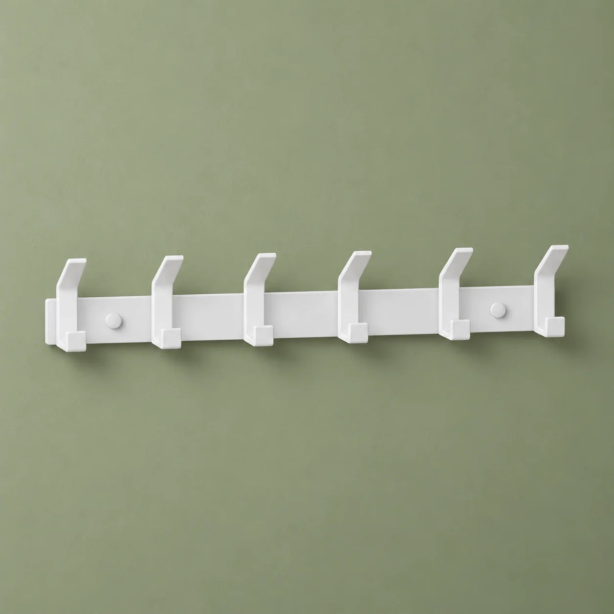 Vue entière du grand porte-manteau blanc à six crochets sur fond vert sauge