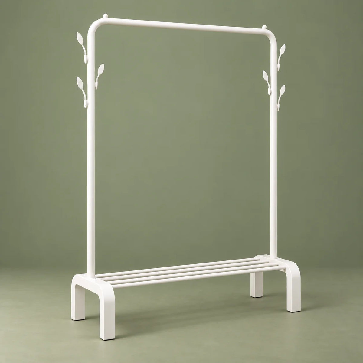 Vue en angle du portant dressing blanc à barre ronde et étagère sur fond vert sauge