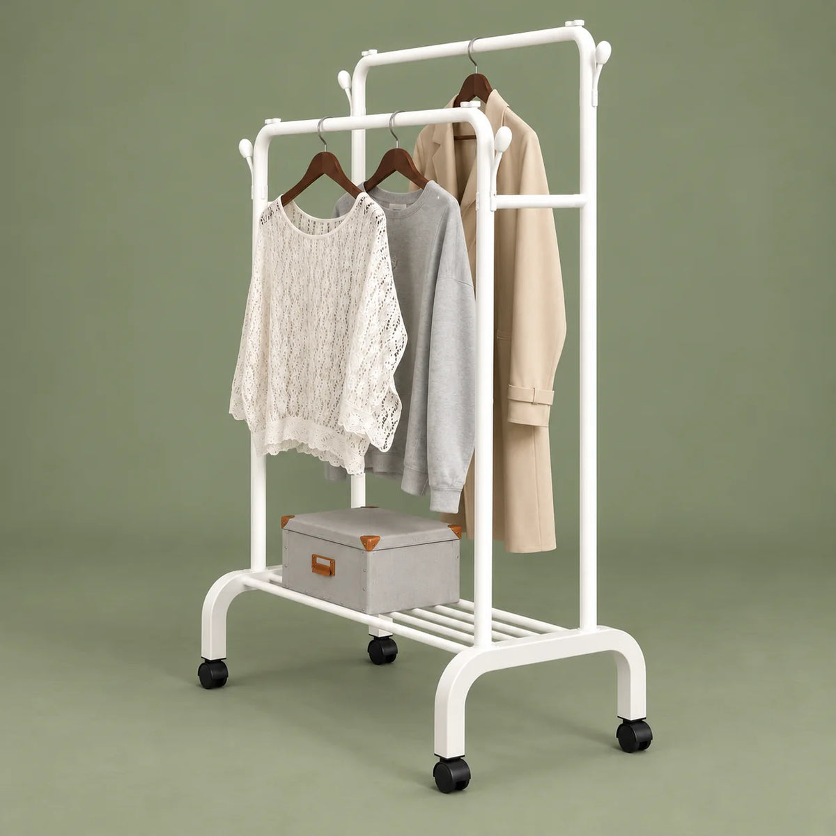 Vue de profil du portant dressing blanc montrant la profondeur entre ses deux barres sur fond vert sauge