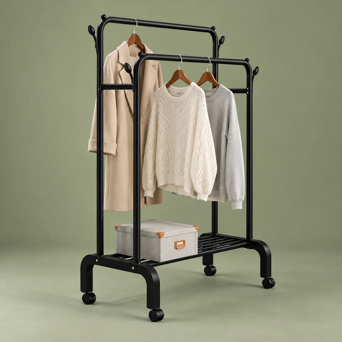 Vue de profil du portant dressing noir montrant la profondeur entre ses deux barres sur fond vert sauge