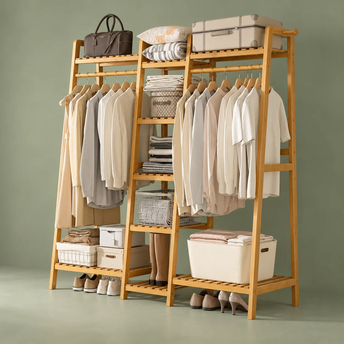 Grand dressing en bois clair vu en angle sur fond vert sauge
