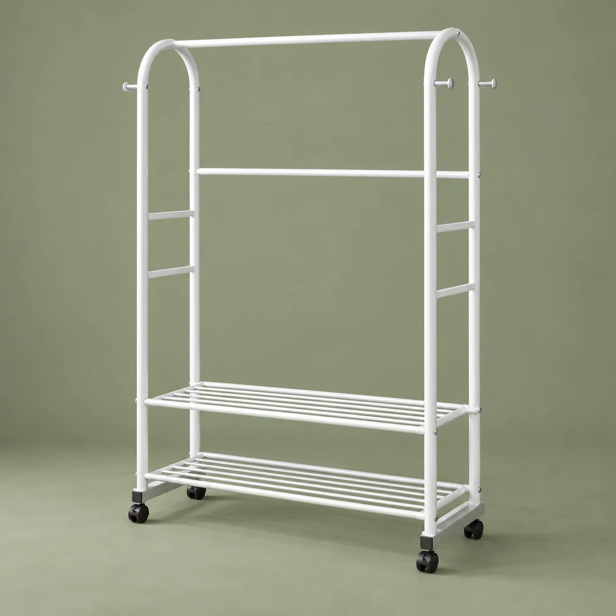 Vue de trois quarts du portant blanc Luxe montrant sa profondeur sur fond vert sauge