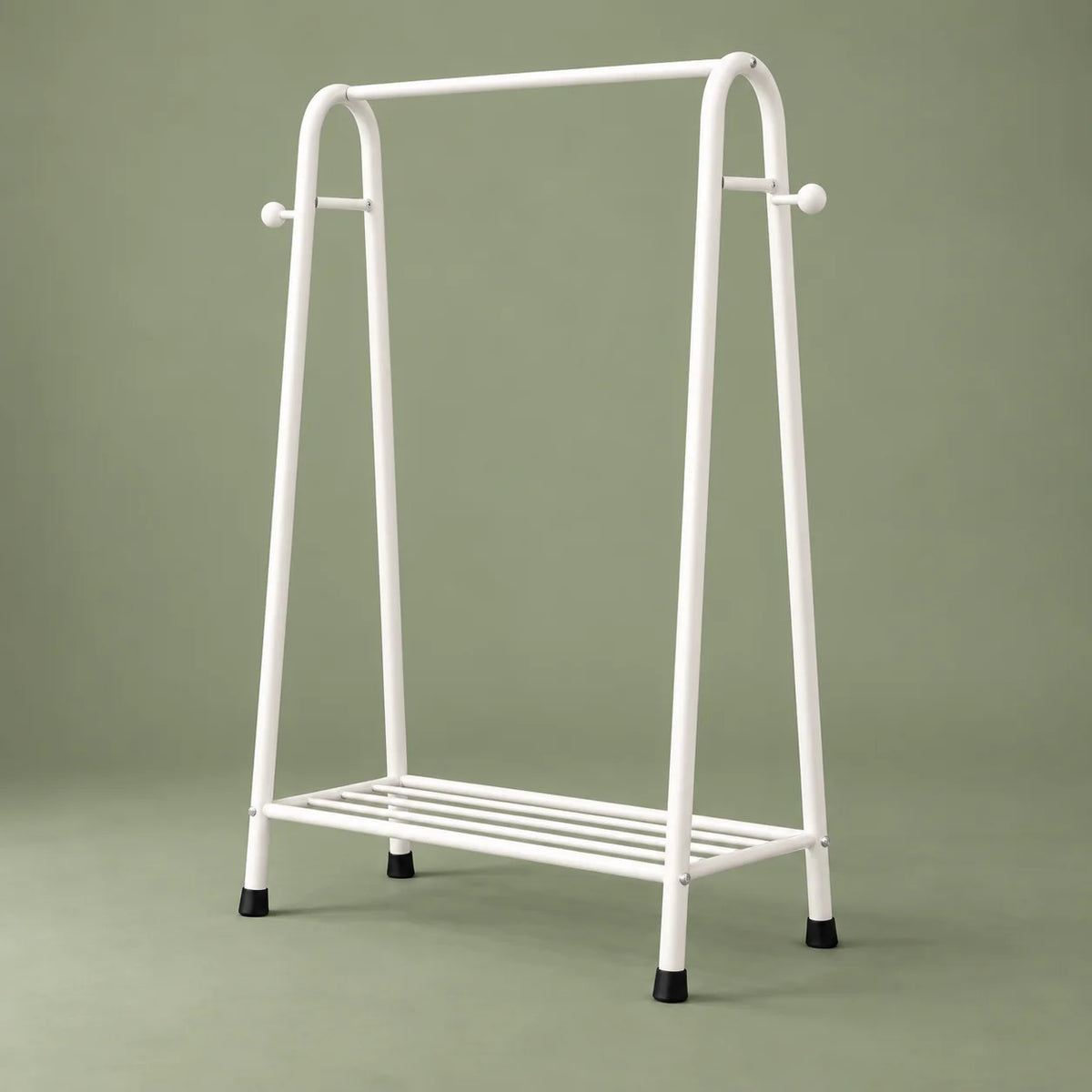 Vue de trois quarts du mini dressing blanc et de son étagère sur fond vert sauge