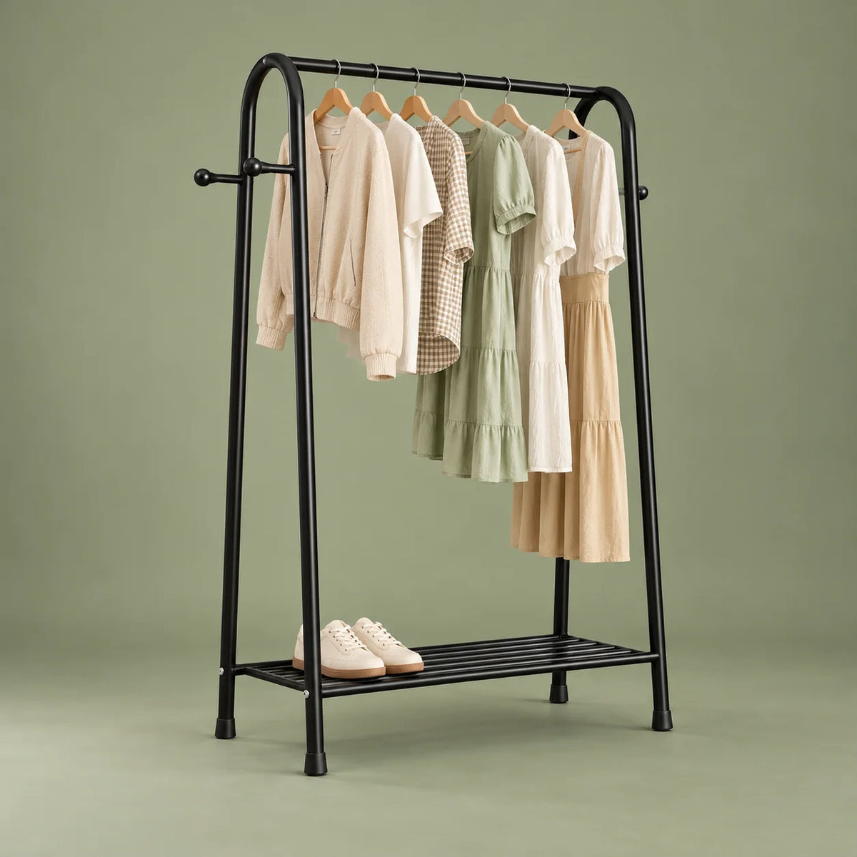 Vue de trois quarts du mini dressing noir et de son étagère sur fond vert sauge