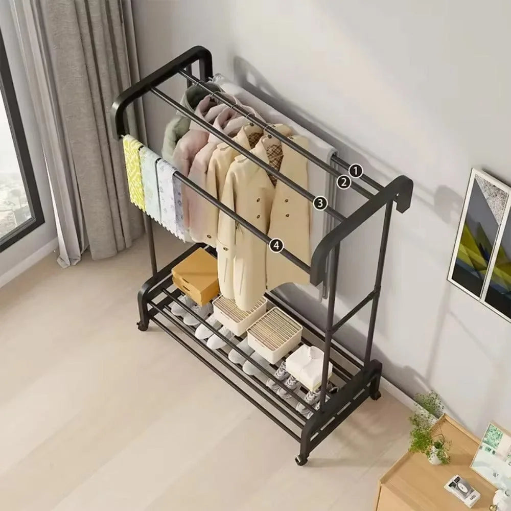 Penderie mobile noire vue en plongée dans une entrée, avec vêtements et chaussures