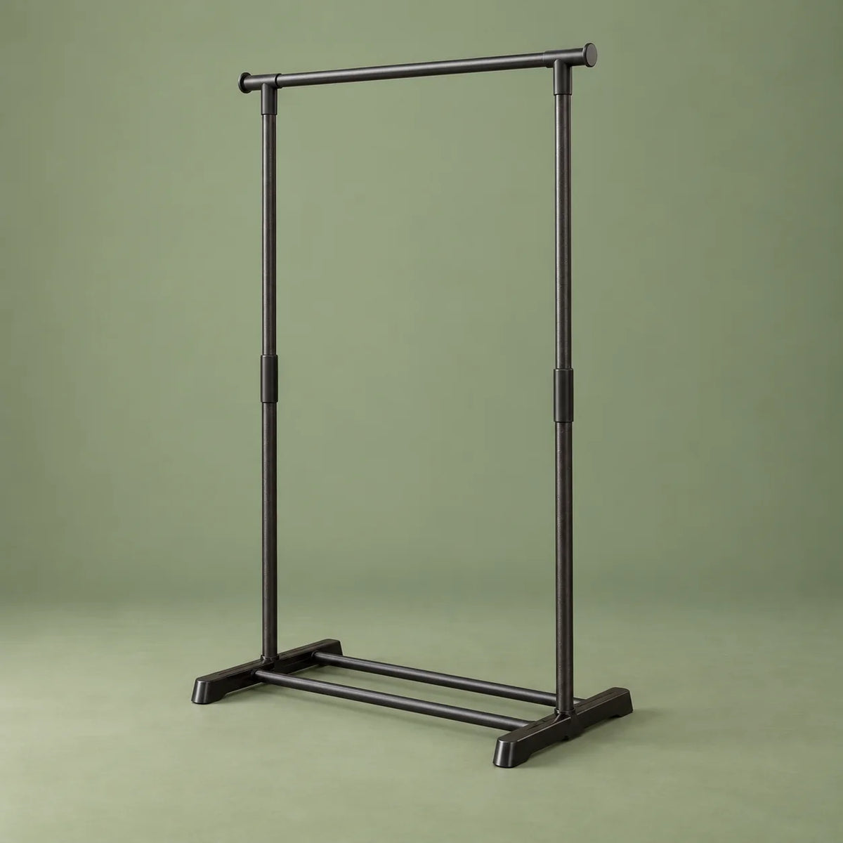 Vue en angle du petit portant dressing noir sur fond vert sauge
