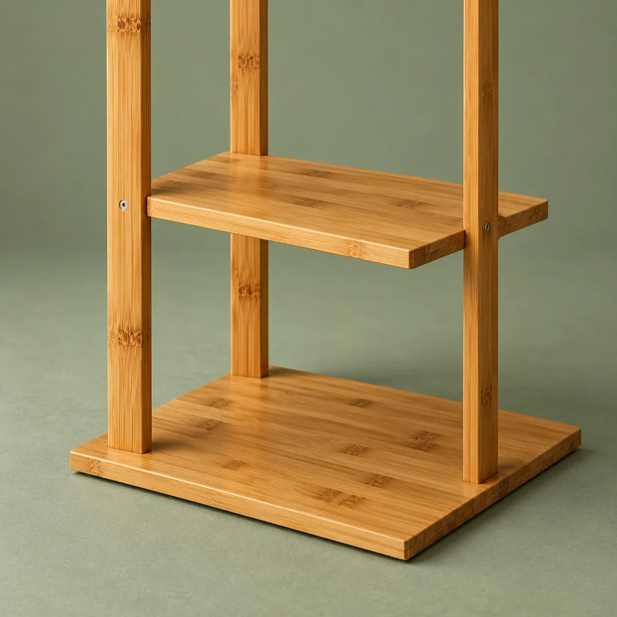Détail des tablettes médiane et basse en bambou sur fond vert sauge