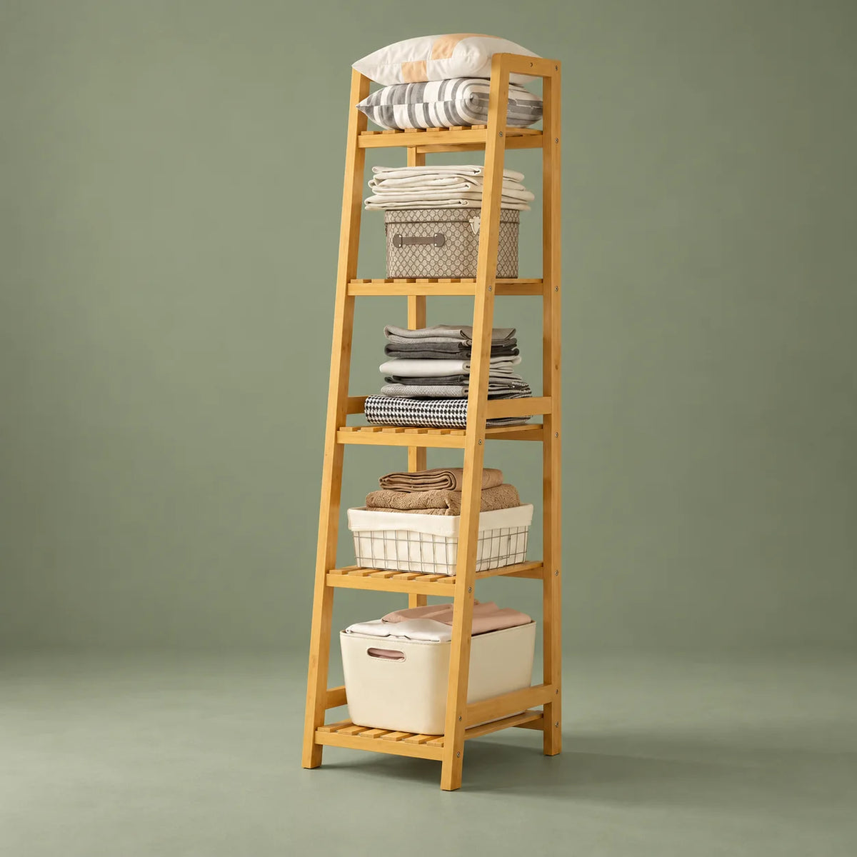 Étagère dressing en bois clair vue de trois quarts sur fond vert sauge