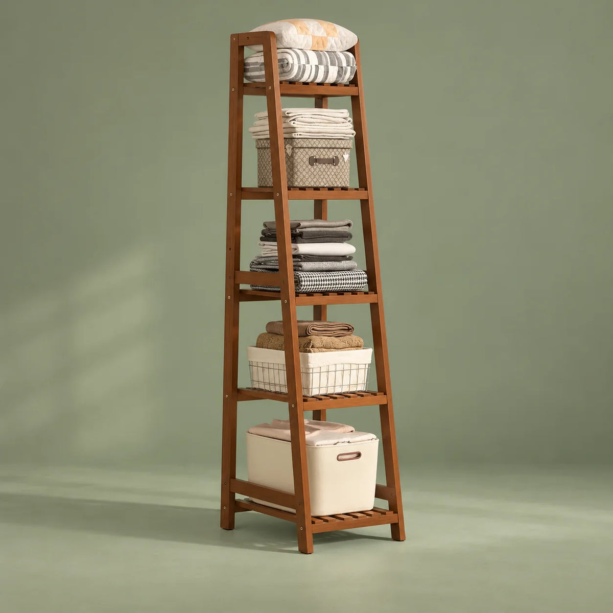 Étagère dressing en bois marron vue de trois quarts sur fond vert sauge
