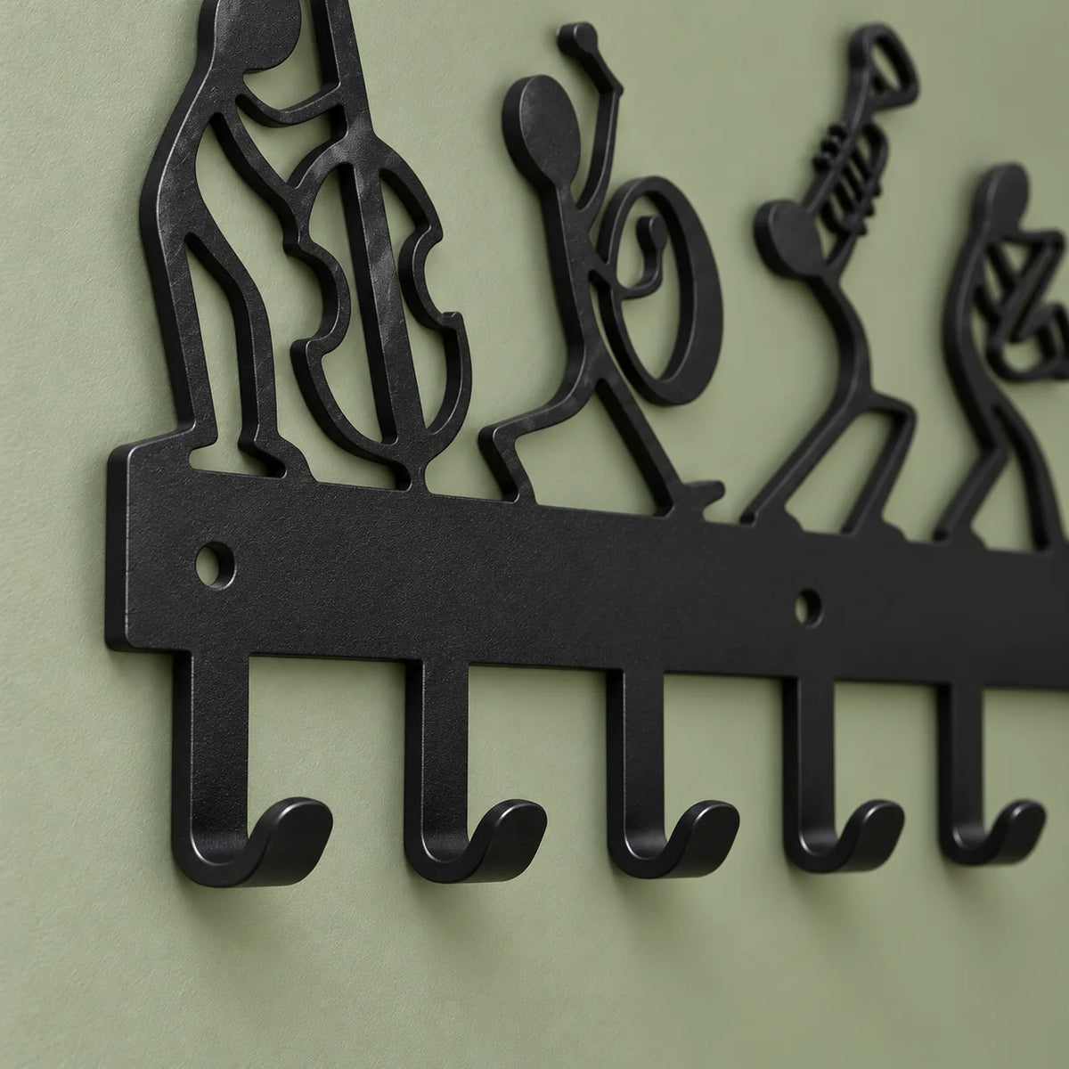 Gros plan des crochets courbés et de la fixation du porte-manteau mural noir
