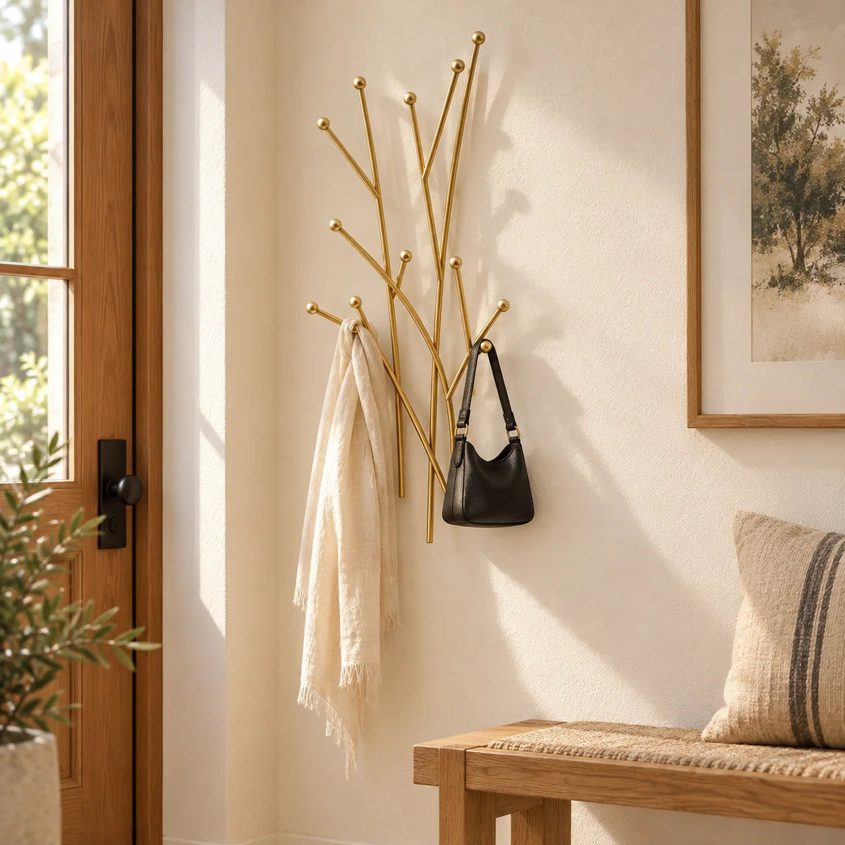 Porte-manteau mural Branches doré avec écharpe et sac dans une entrée