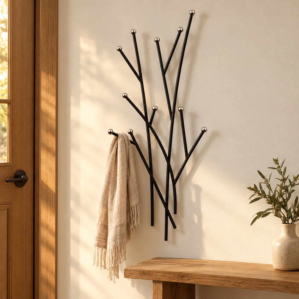 Porte-manteau mural Branches noir avec écharpe dans une entrée