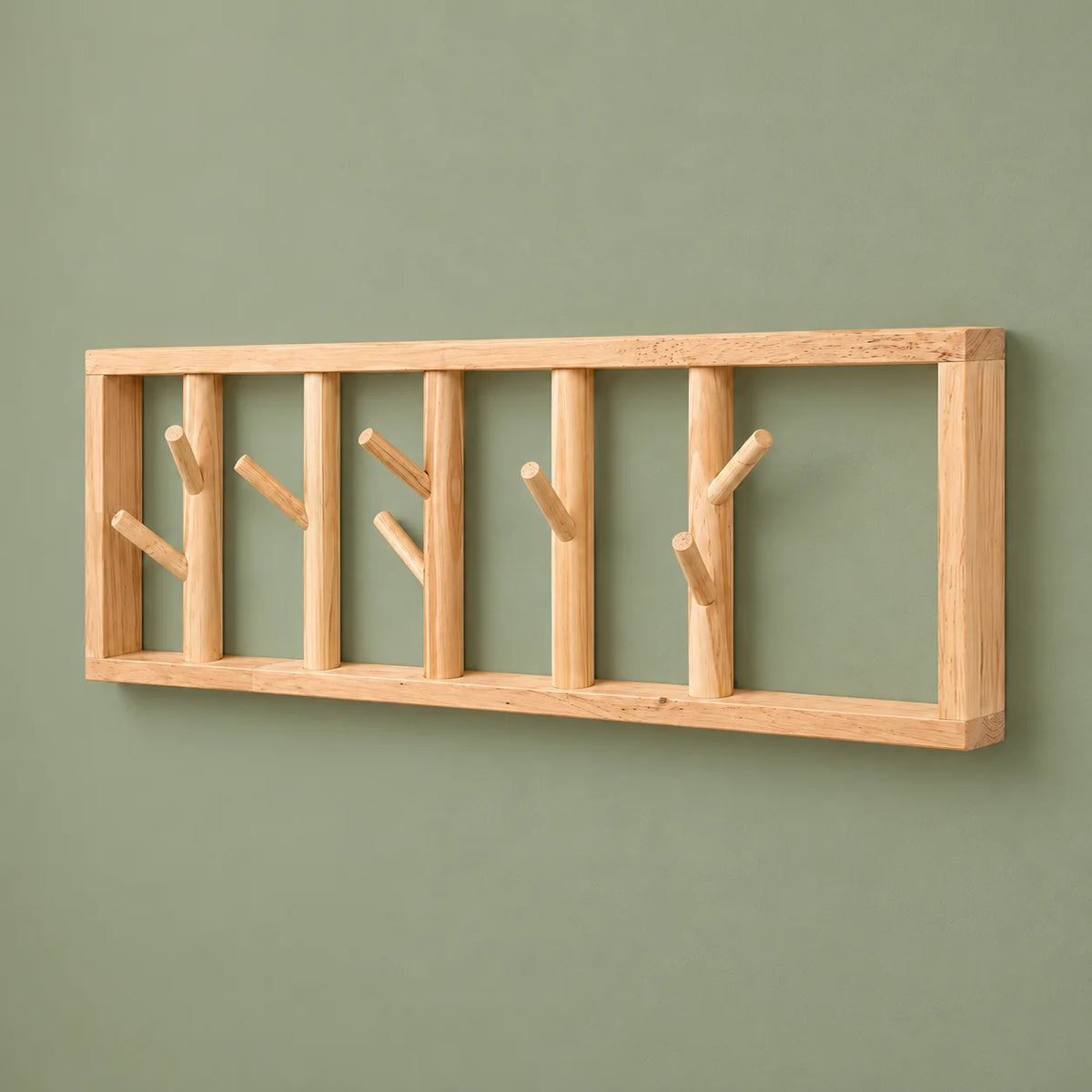 Vue de trois quarts du porte-manteau Tige Bois clair long sur fond vert sauge