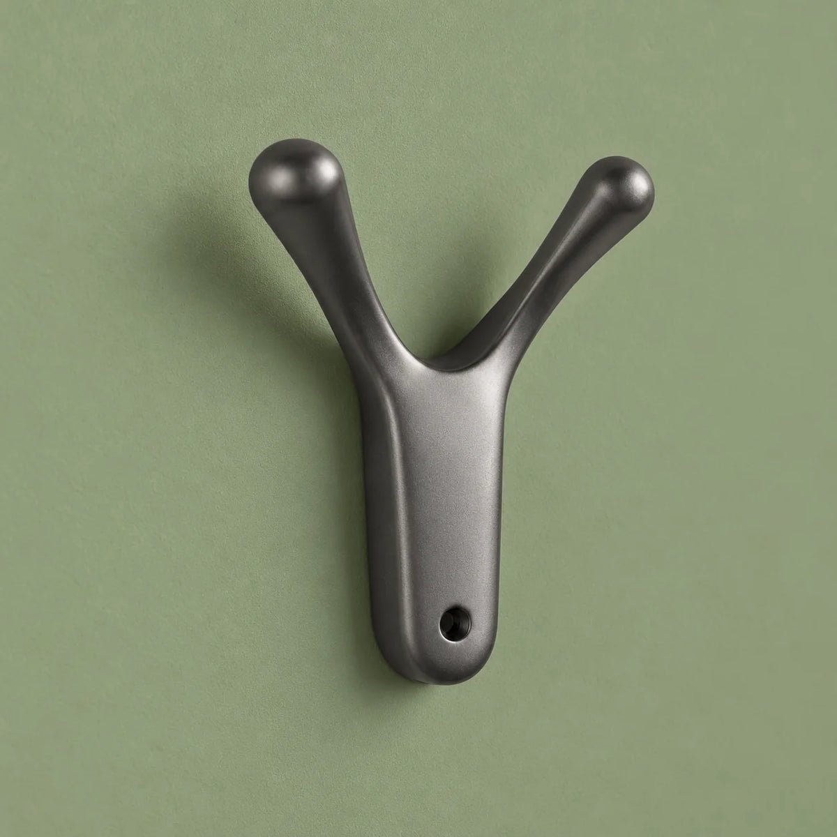 Patère Antenne gris graphite sous un autre angle sur fond vert sauge