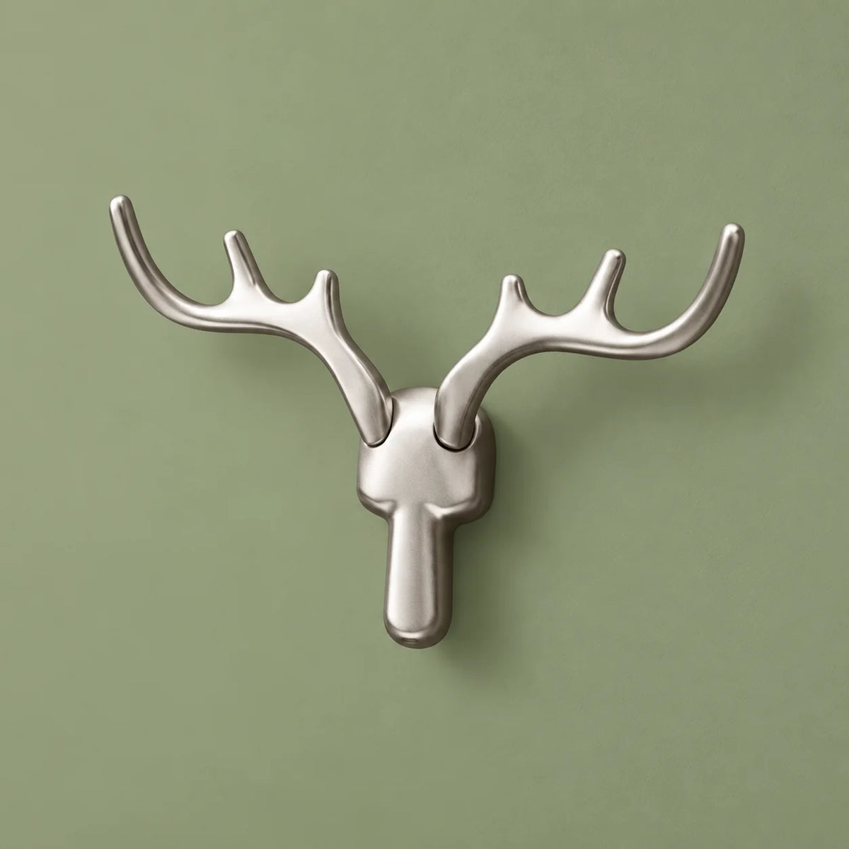 Patère cerf argentée vue sous un autre angle sur fond vert sauge