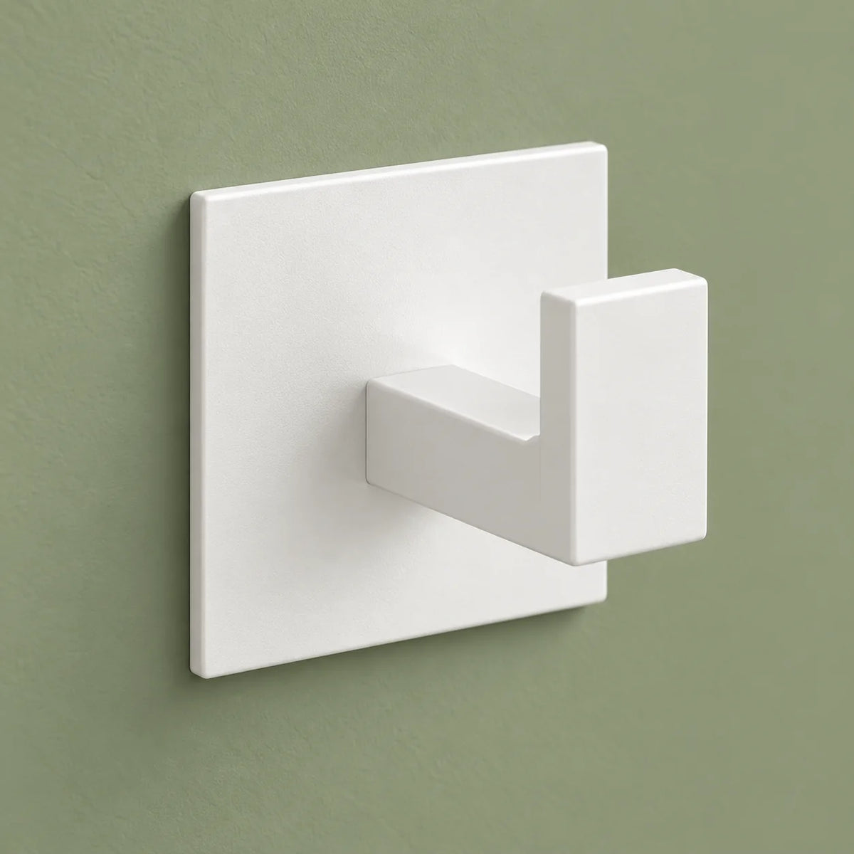 Détail d’une patère Original blanche à angle droit sur fond vert sauge