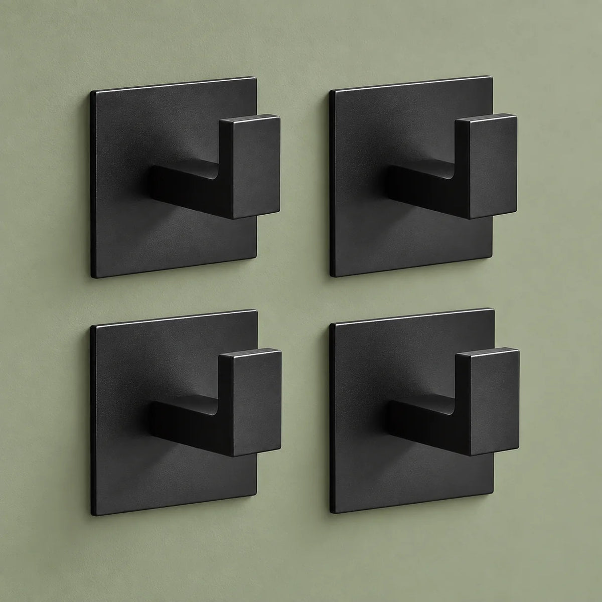 Lot de quatre patères Original noires sur fond vert sauge