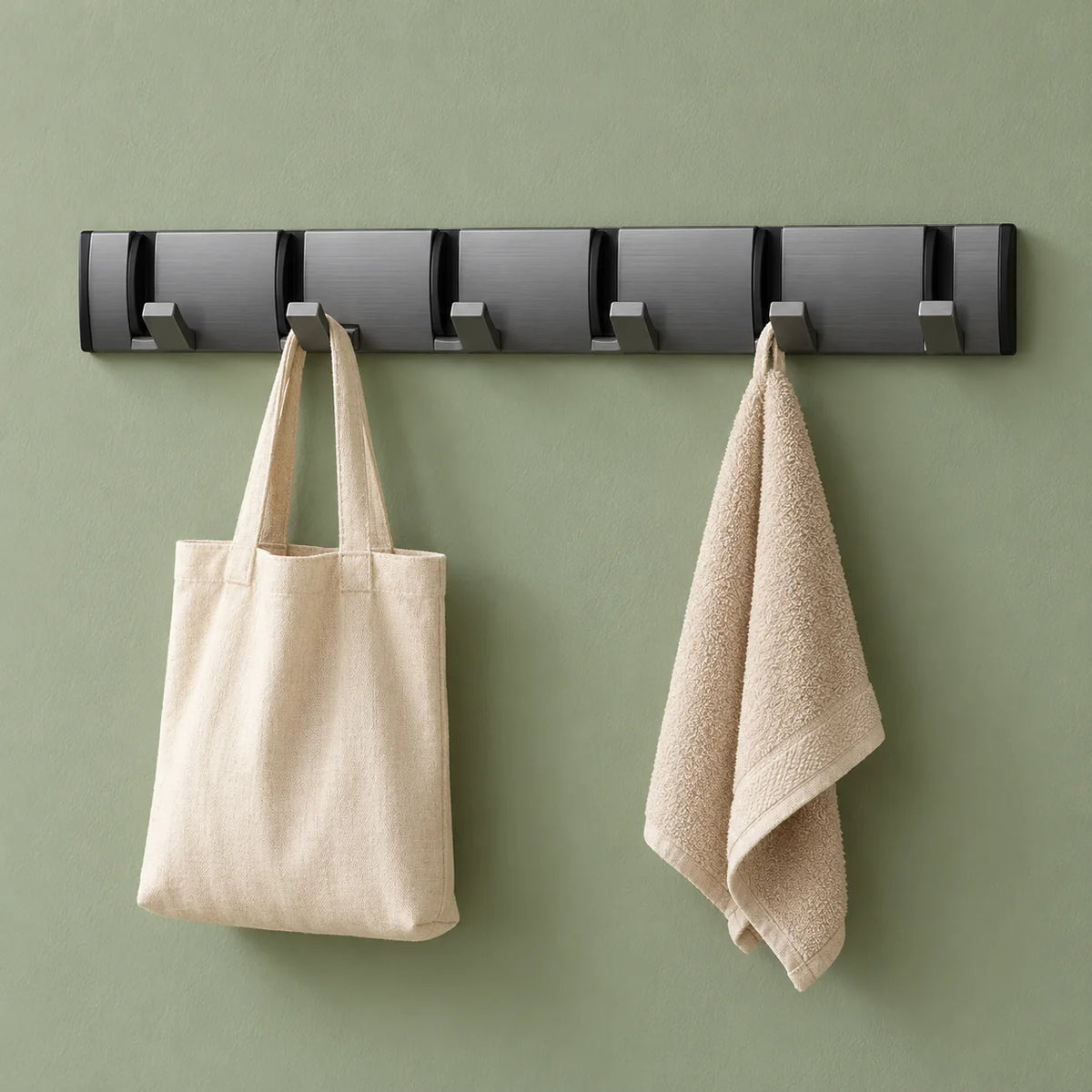 Porte-manteau gris à six crochets avec sac en lin et serviette sur fond vert