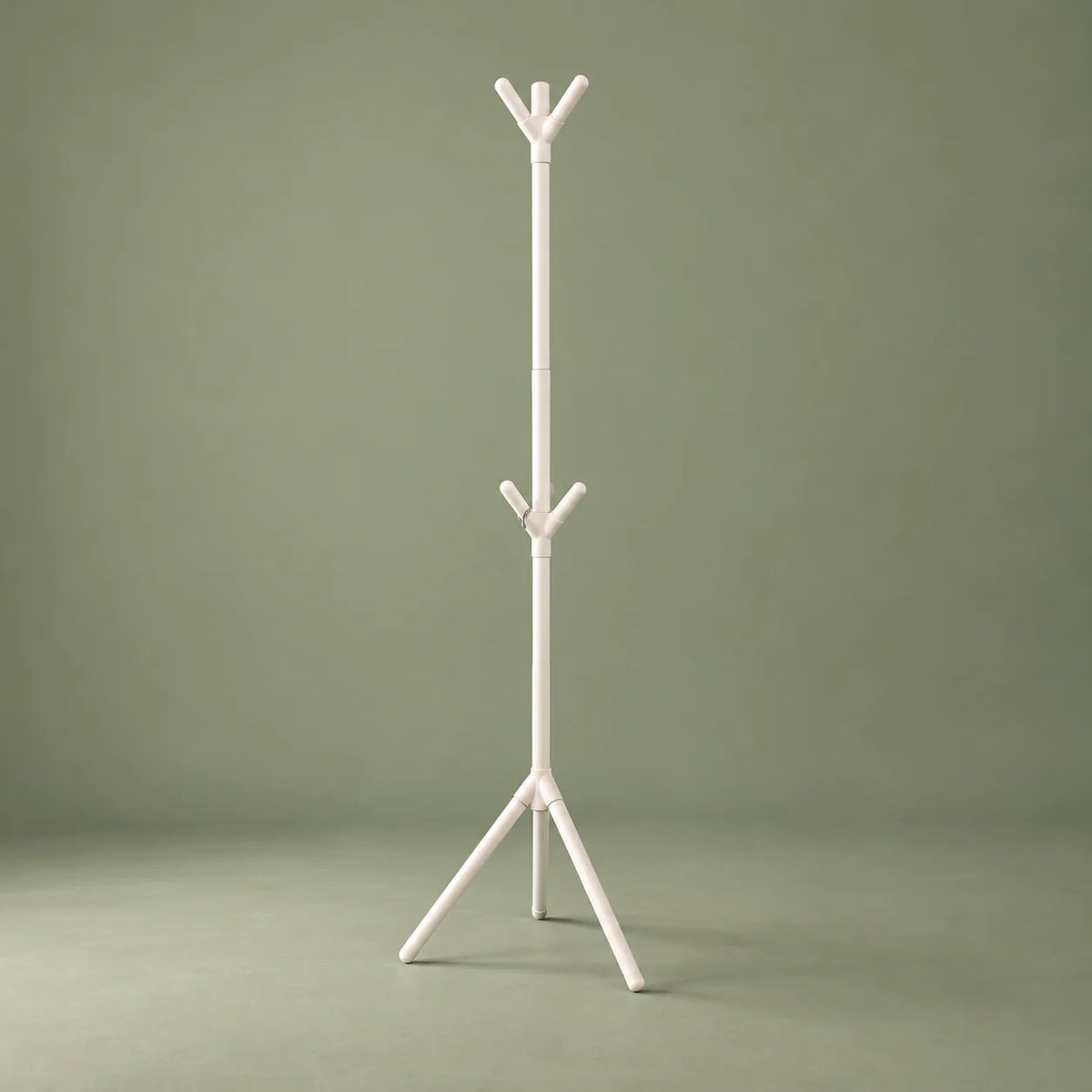 Porte-manteau blanc sur pied vu en angle sur fond vert sauge