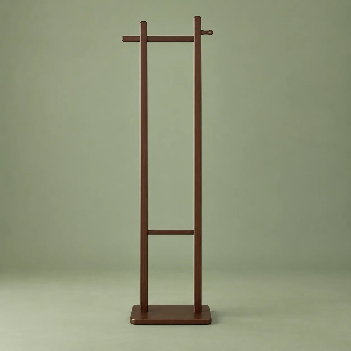 Vue de face du porte-manteau sur pied en bois foncé à deux montants sur fond vert sauge