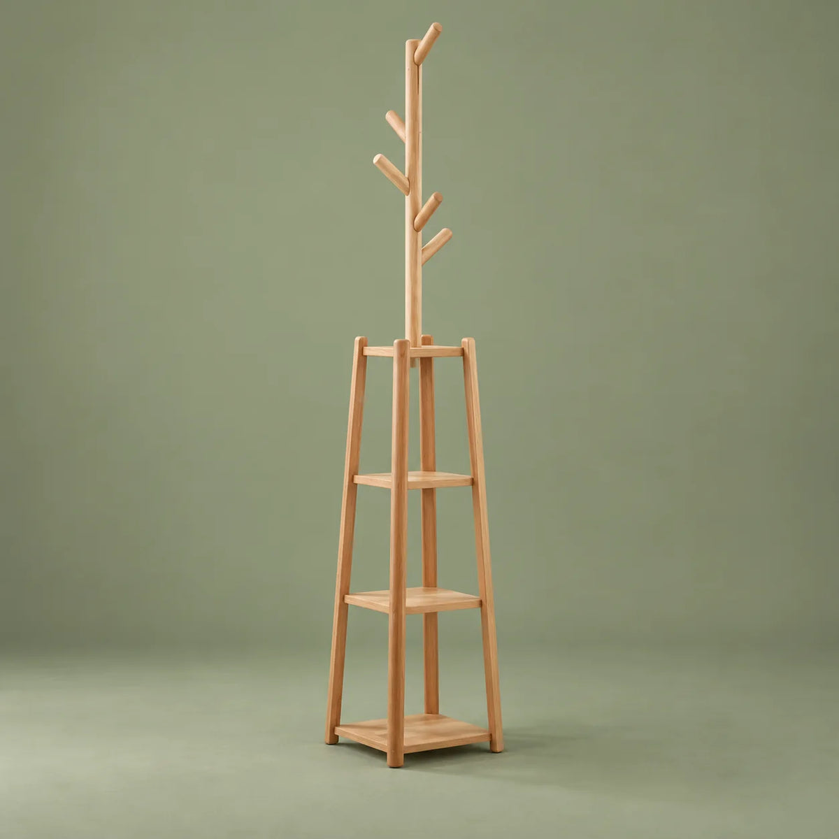 Vue de face du porte-manteau sur pied en bois à trois étagères sur fond vert sauge