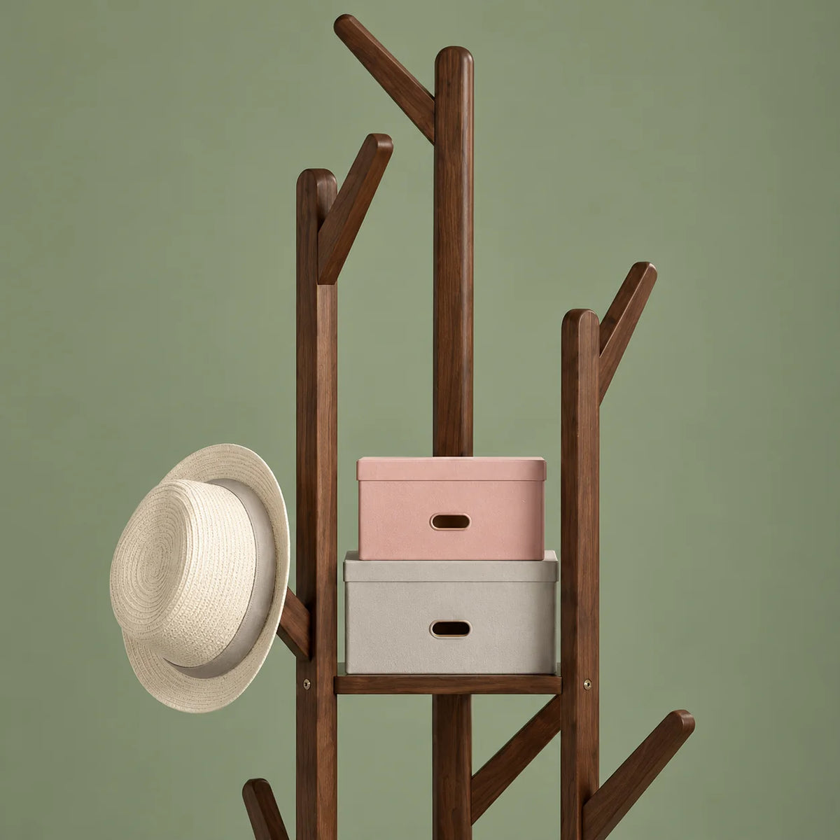Gros plan des branches et de l'étagère haute du porte-manteau en bois foncé