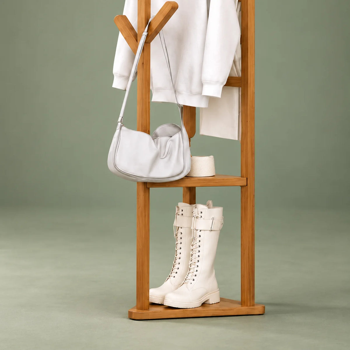 Détail du cadre et du rangement à chaussures du porte-manteau en bois clair