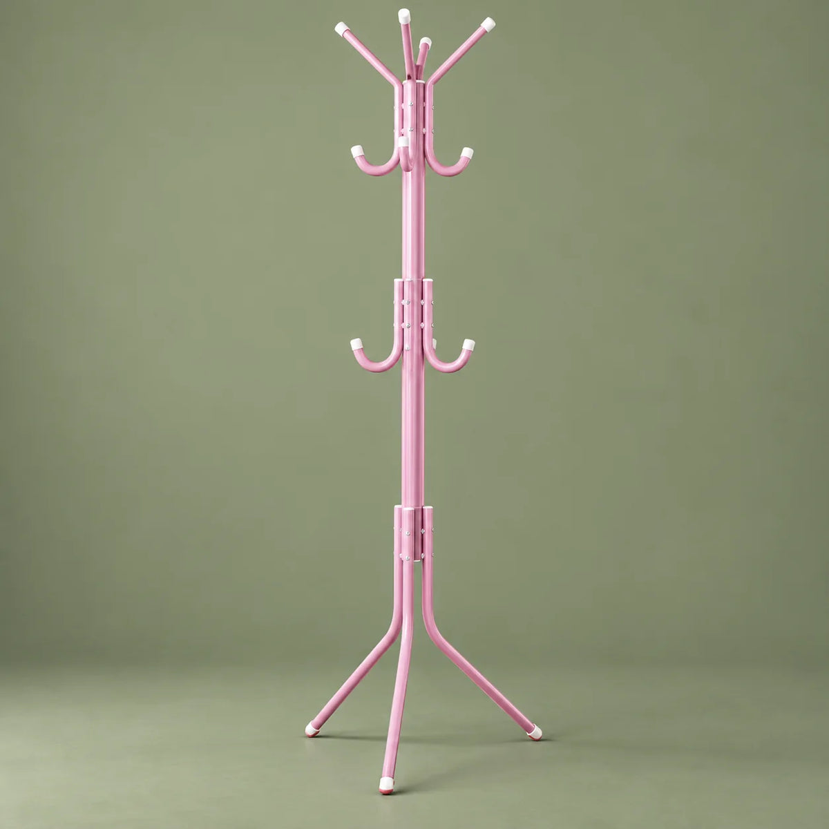 Porte-manteau perroquet rose vu en angle sur fond vert sauge