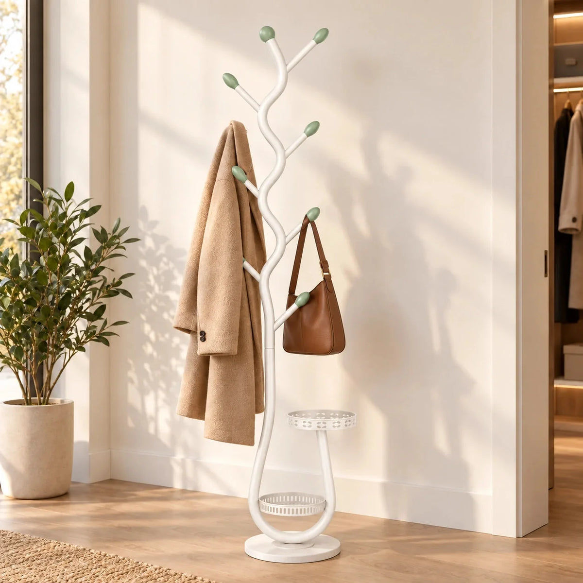 Porte-manteau blanc avec manteau et sac dans un salon lumineux