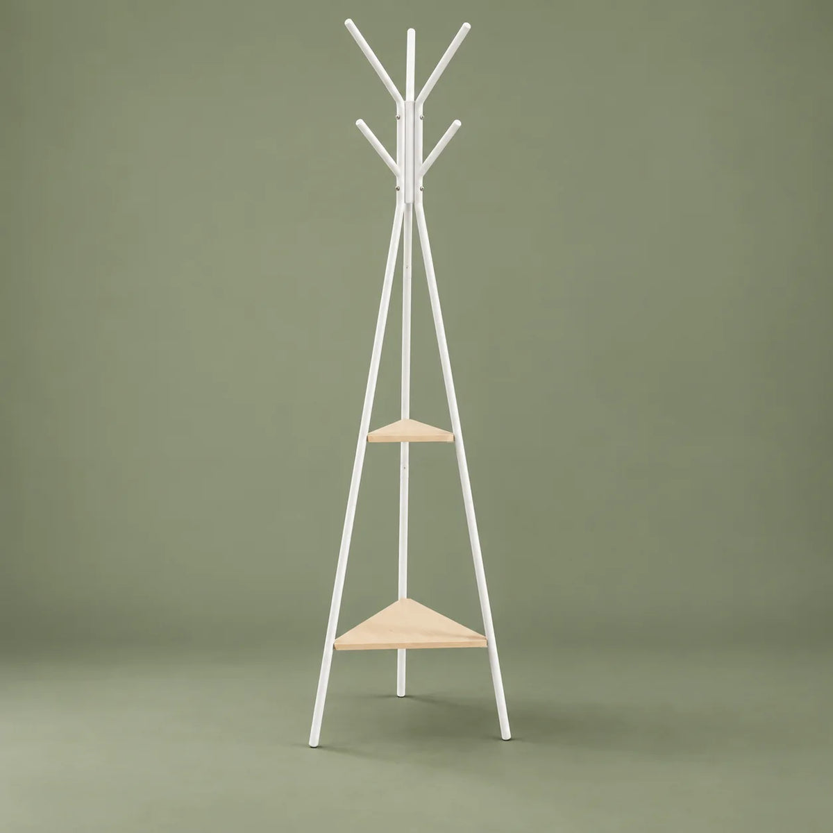Porte-manteau trépied blanc vu en angle sur fond vert sauge