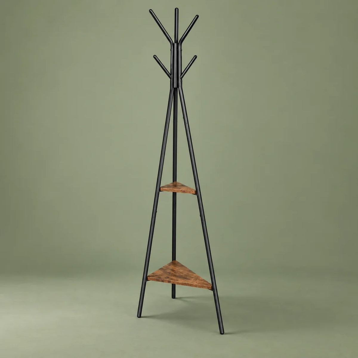 Porte-manteau trépied noir vu en angle sur fond vert sauge