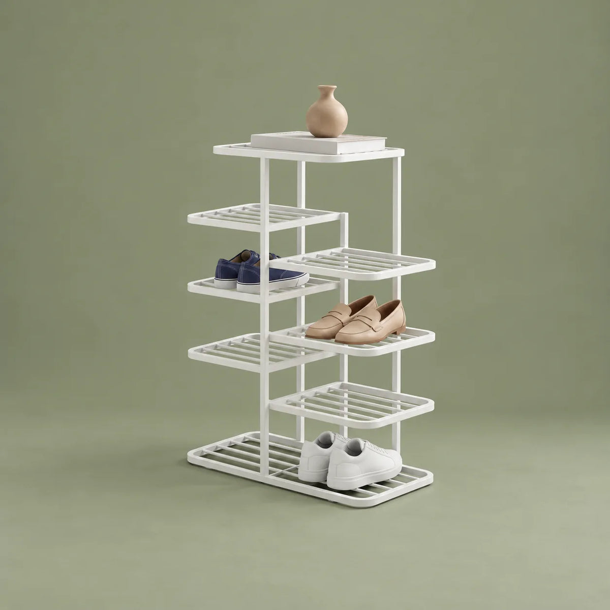 Vue de trois quarts gauche du range-chaussures blanc à étagères alternées sur fond vert sauge