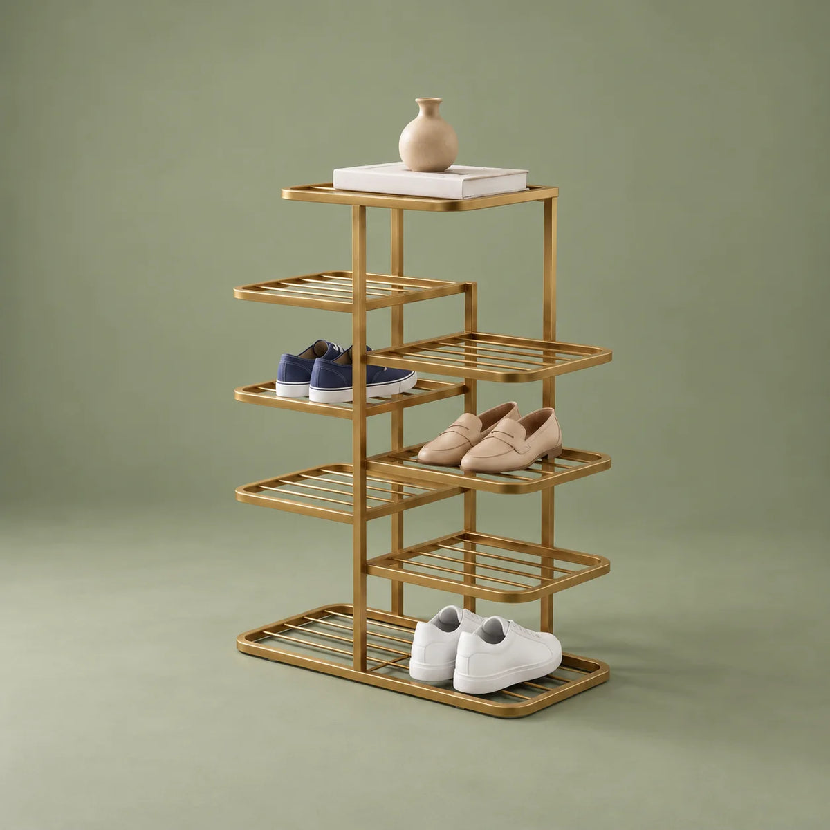 Vue de trois quarts gauche du range-chaussures doré à étagères alternées sur fond vert sauge