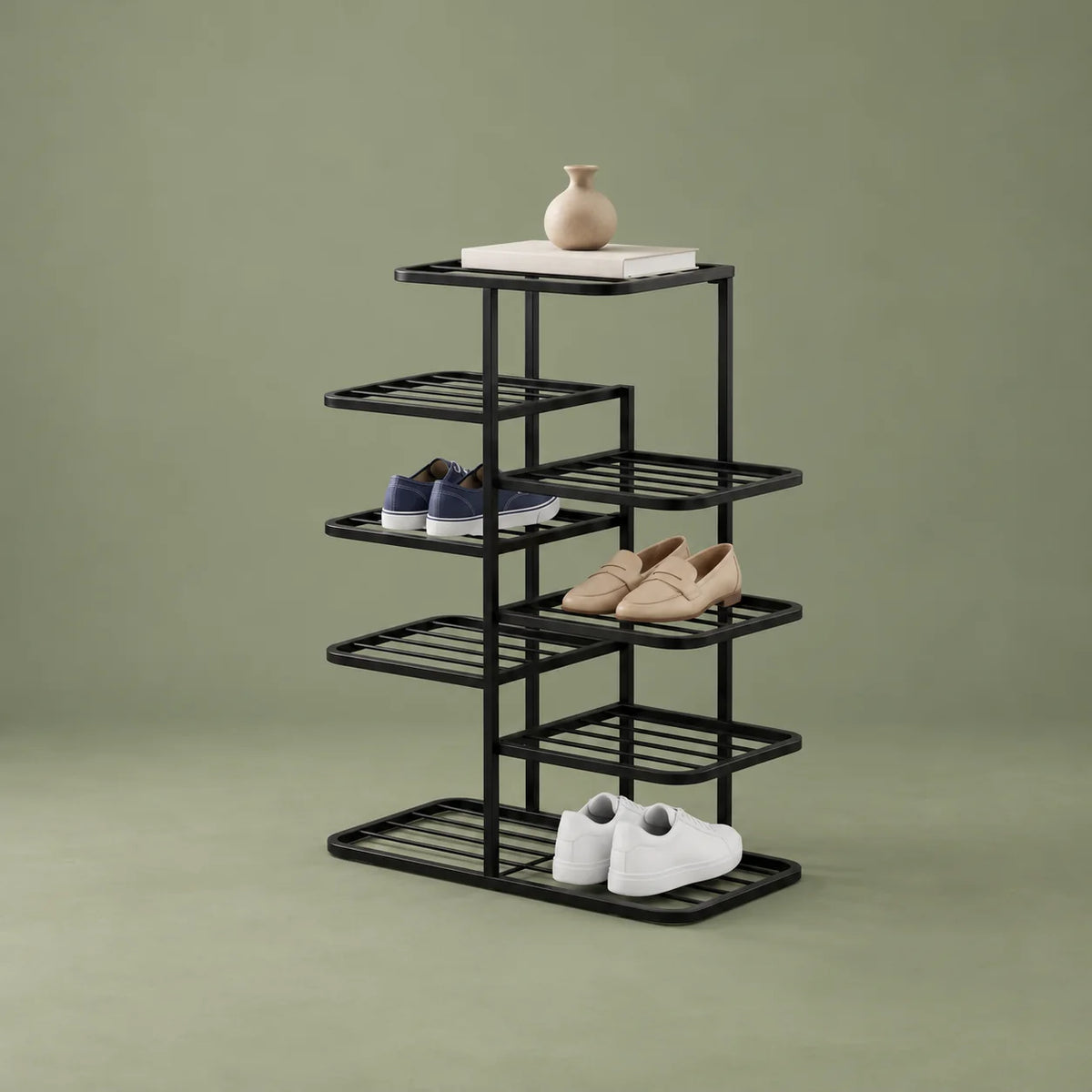 Vue de trois quarts gauche du range-chaussures noir à étagères alternées sur fond vert sauge