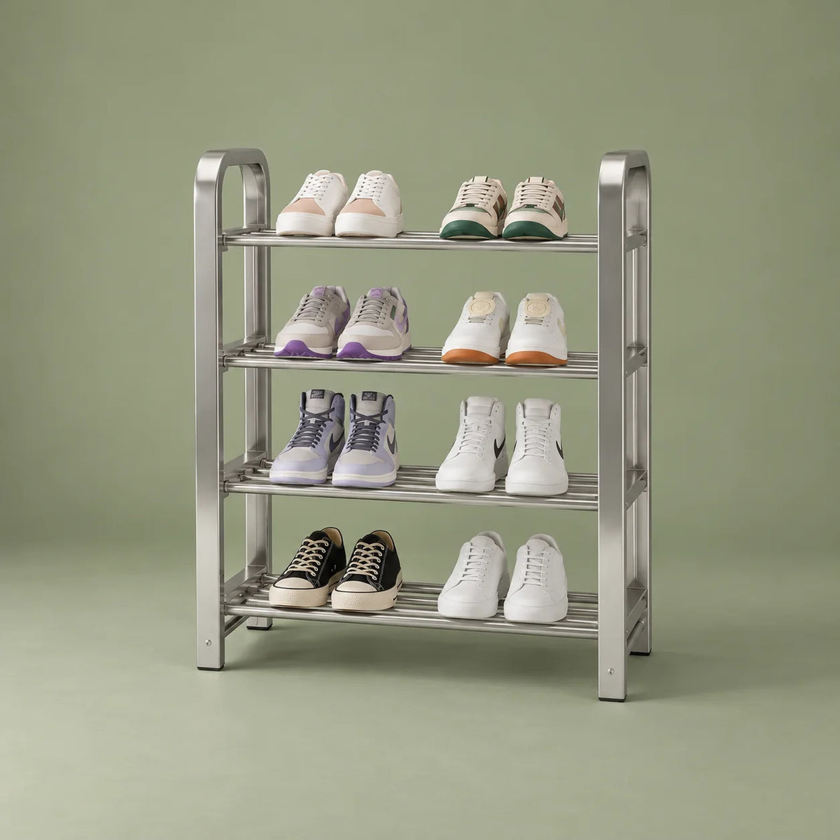 Vue de trois quarts gauche du range-chaussures en acier argenté sur fond vert sauge