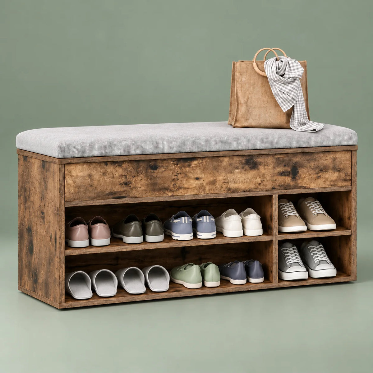 Vue de trois quarts gauche du banc à chaussures en bois foncé sur fond vert sauge