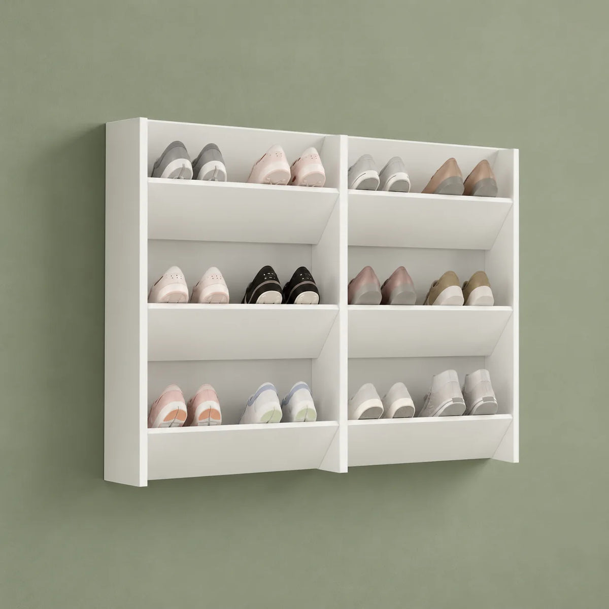 Vue de trois quarts gauche du rangement mural à chaussures blanc sur fond vert sauge