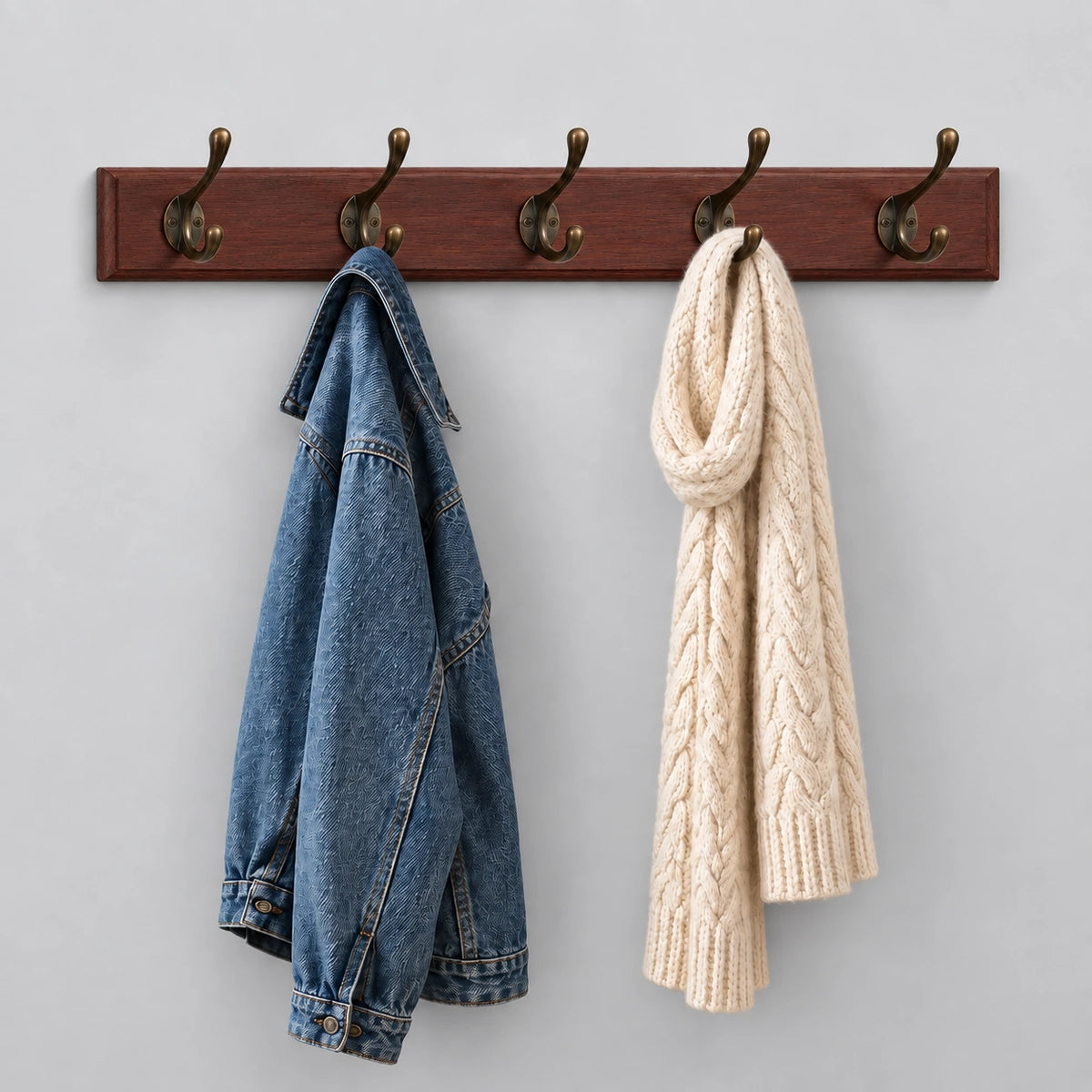 Porte Manteau entrée Ancien Grand Crochet bois de face, avec veste en jean et écharpe en maille suspendues