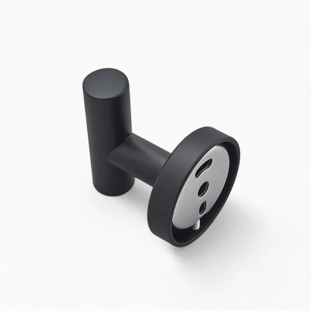 Vue arrière du crochet noir mat montrant les ouvertures de sa platine de fixation