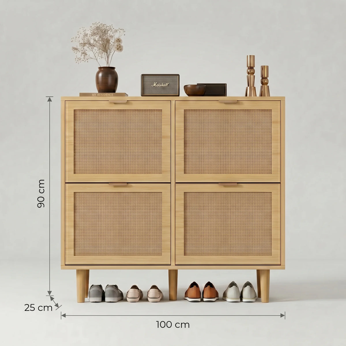 Dimensions du meuble à chaussures en chêne clair et rotin : 90 cm de hauteur, 100 cm de largeur et 25 cm de profondeur