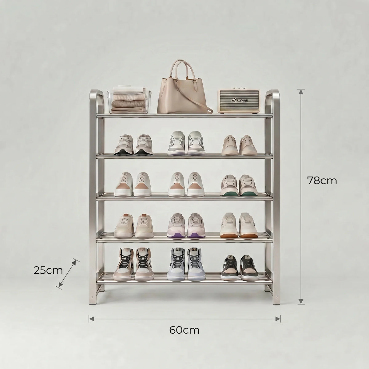 Dimensions du meuble à chaussures en acier argenté : hauteur 78 cm, largeur 60 cm et profondeur 25 cm