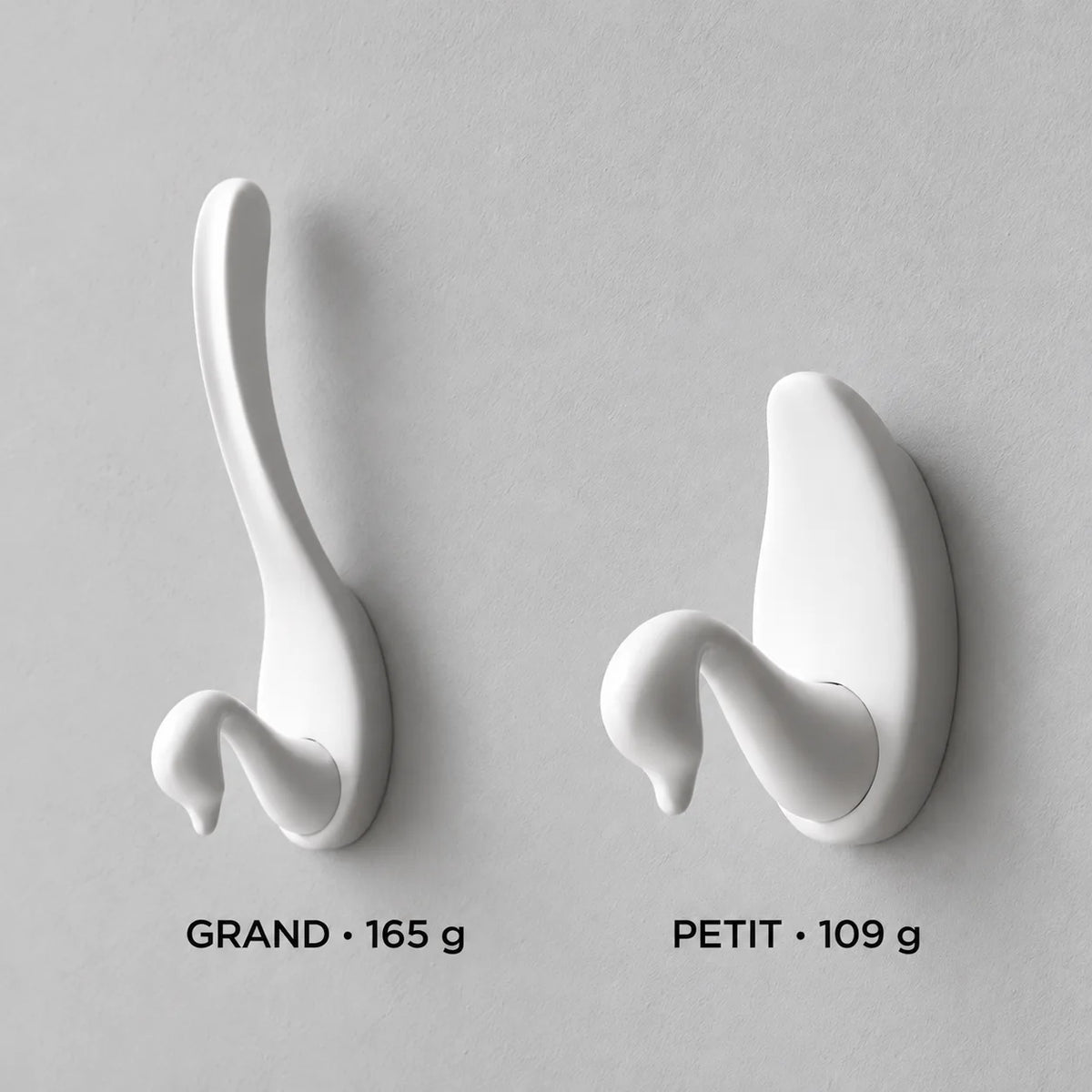 Comparaison des patères cygne blanc mat Grand et Petit, poids indiqués 165 g et 109 g