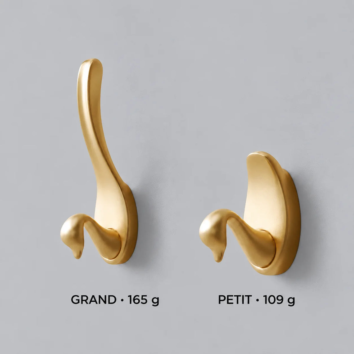 Comparaison des patères cygne doré champagne Grand et Petit, poids indiqués 165 g et 109 g