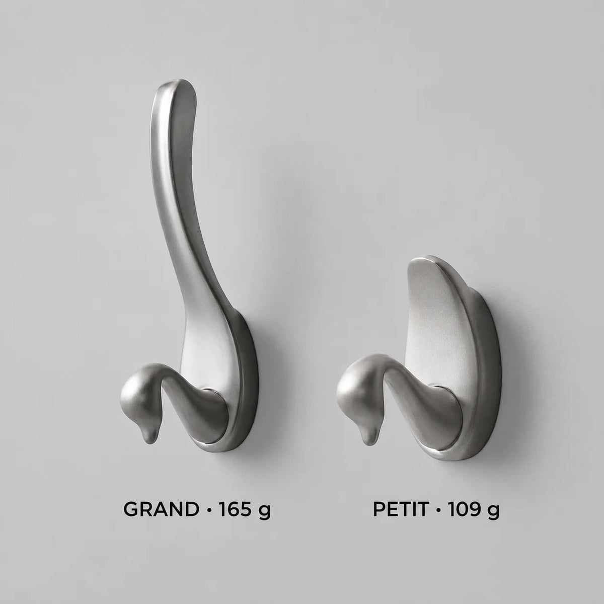 Comparaison des patères cygne gris clair Grand et Petit, poids indiqués 165 g et 109 g