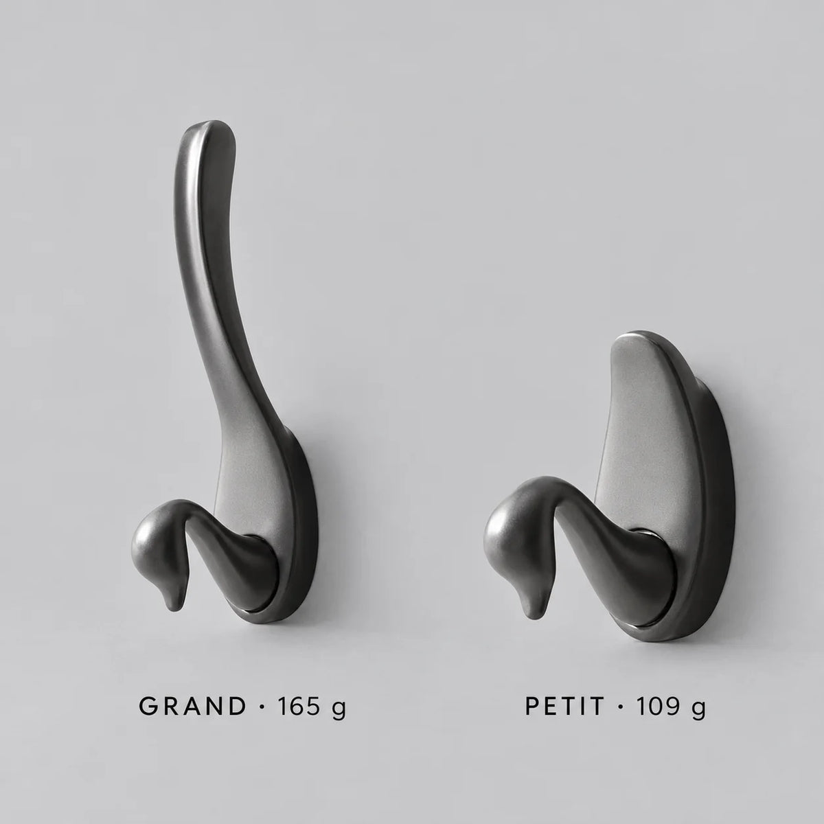 Comparaison des patères cygne grises Grand et Petit, poids indiqués 165 g et 109 g