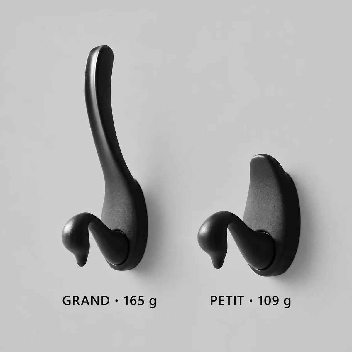 Comparaison des patères cygne noires Grand et Petit, poids indiqués 165 g et 109 g