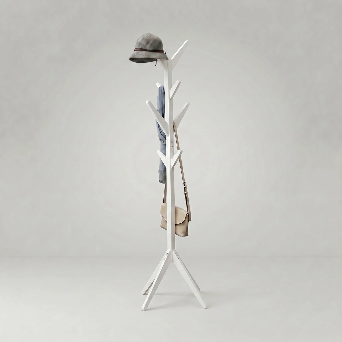 Vue studio d’origine du porte-manteau arbre en bois blanc avec chapeau gris, écharpe bleu gris et sac beige, sans cote